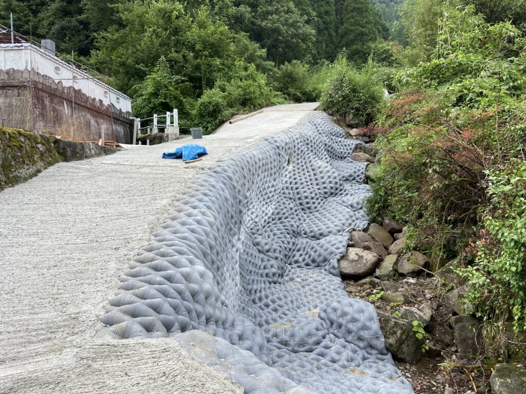 複雑な地形にも追従する布製型枠